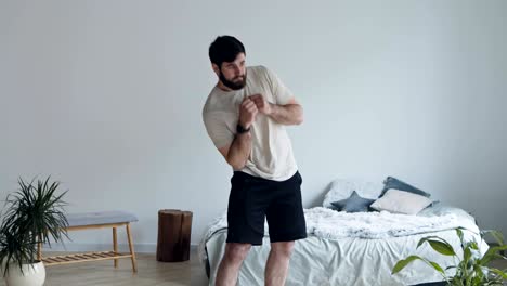 tío del milenio entrenando en casa, calentando su cuerpo