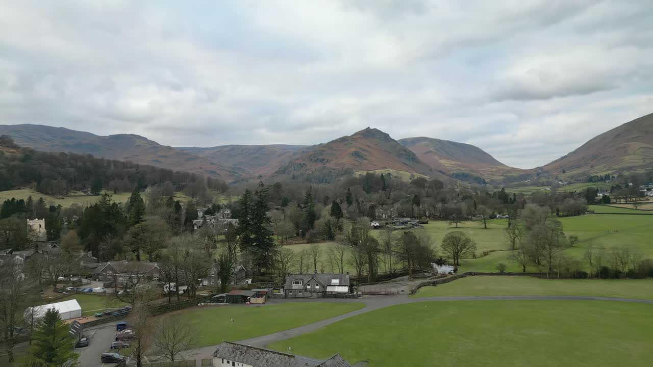 maravilloso parque nacional del distrito de los lagos imágenes de video aéreas cinematográficas de grasmere vlllage, probablemente el pueblo turístico más popular de cumbria