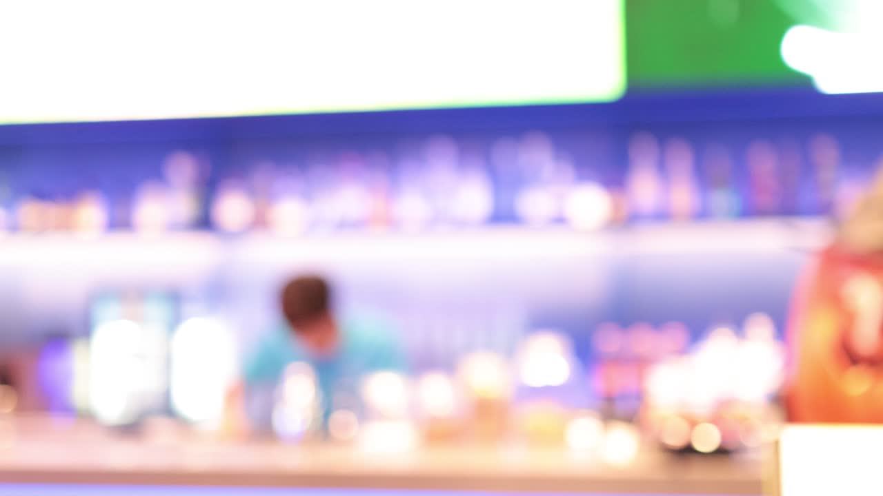 활기찬 방 술집에서 일하는 바텐더