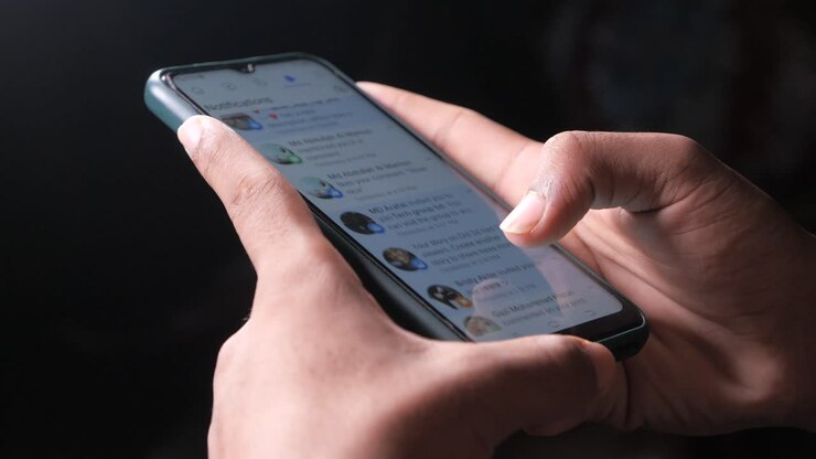 person som använder smartphone