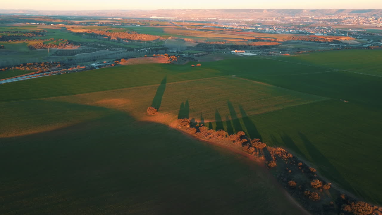 взгляд с воздуха на сельскохозяйственные угодья при заходе солнца