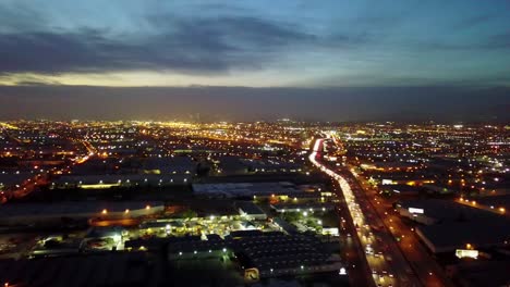 La-Autopista-5-Durante-La-Puesta-De-Sol-Se-Vuelve-Loca,-Traté-De-Mostrar-Algo-Con-La-Luz-Nocturna