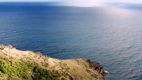 Toma-Aérea-Soleada-Del-Puerto-Inglés-En-Antigua,-Caribe-Con-Vistas-De-Yates,-Veleros,-Puerto-Deportivo,-Bahía-Y-Acantilados