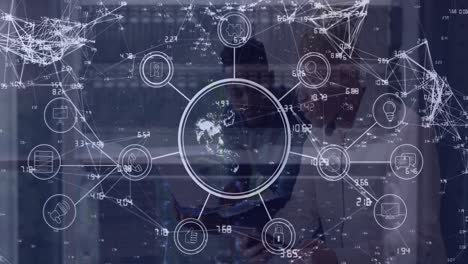 animación de la red de conexiones e iconos sobre dos personas de negocios diversas