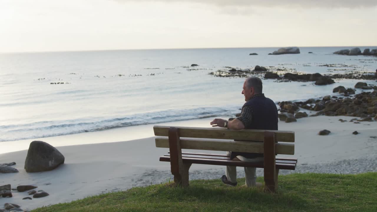 벤치 에 앉아 있는 노인 의 뒷면