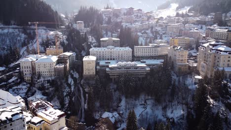 Toma-Aérea-De-Drones-De-Una-Antigua-Ciudad-Montañosa-Con-Nieve