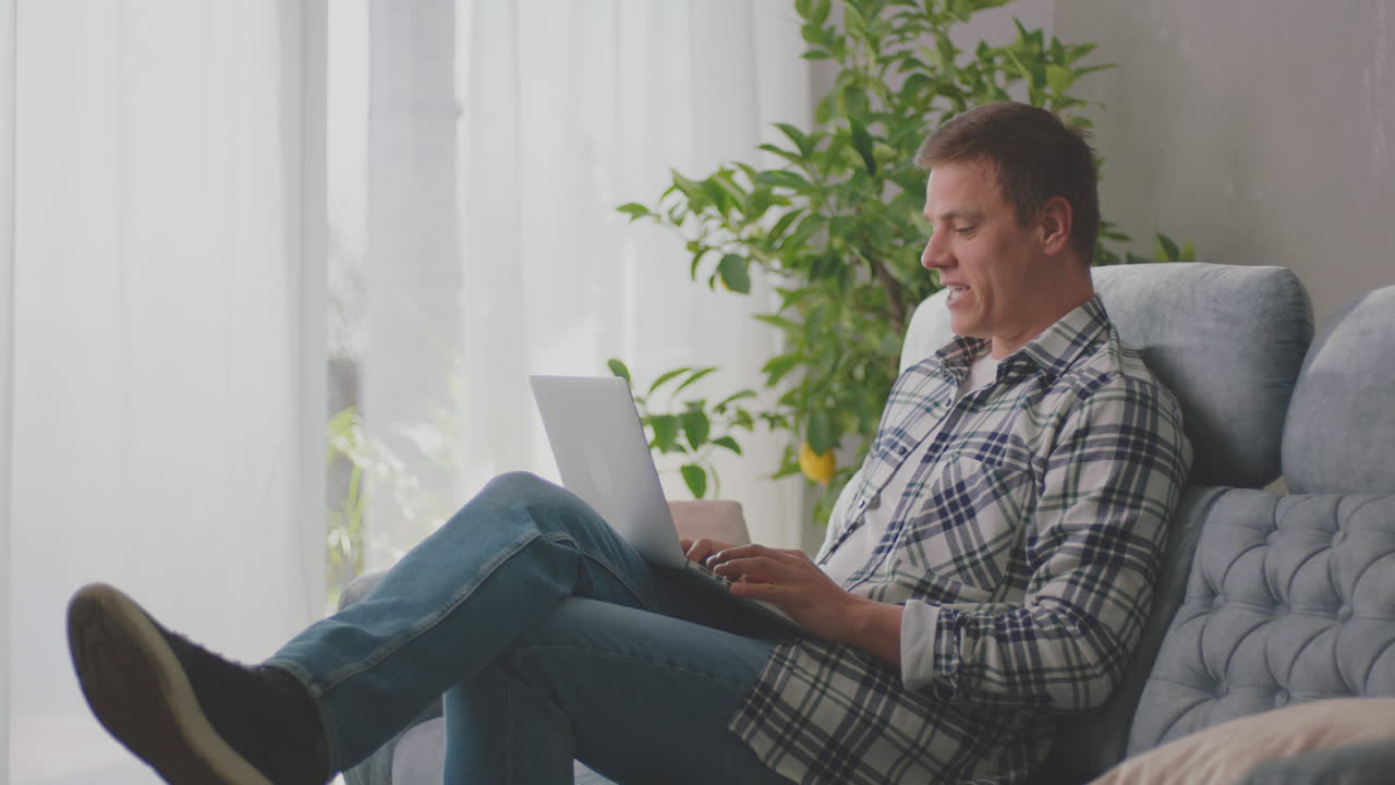 hombre haciendo videoconferencia