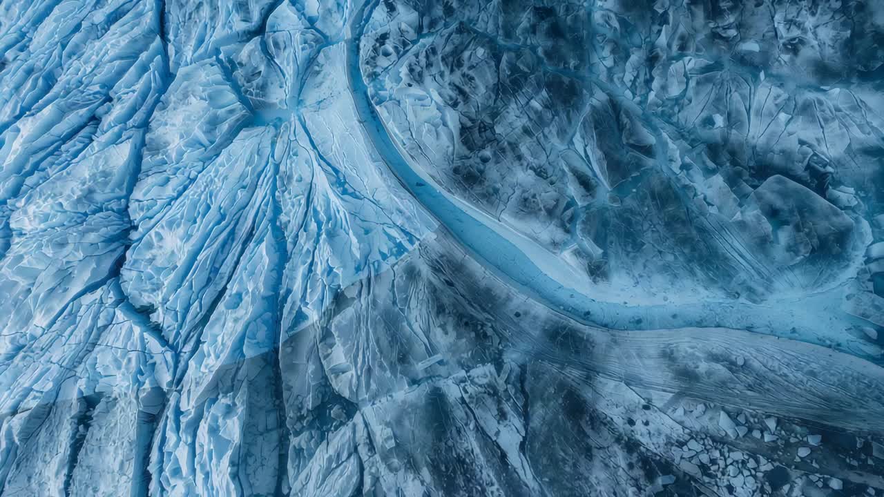 Drone aereo che rivela un ghiacciaio remoto, mostrando un canale di acqua di fusione turchese e crepacci
