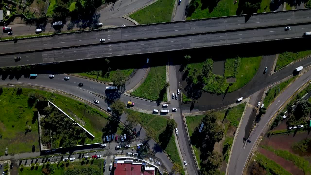 멕시코 찰코의 매력적인 마을에 있는 작은 고속도로에서 클로버잎 인터체인지의 최고 드론 전망