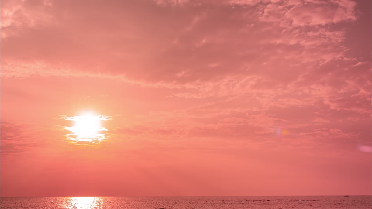 해가 지는 저녁, 바가, 구름이 많은 뜨거운 날의 다채로운 빛의 영상. 높은 대기 중의 구름을 통해 밝은 빛. 여름의 낮 시간에 아름다운 빛 보케 빛. 둥근 큰 태양의 b 롤.