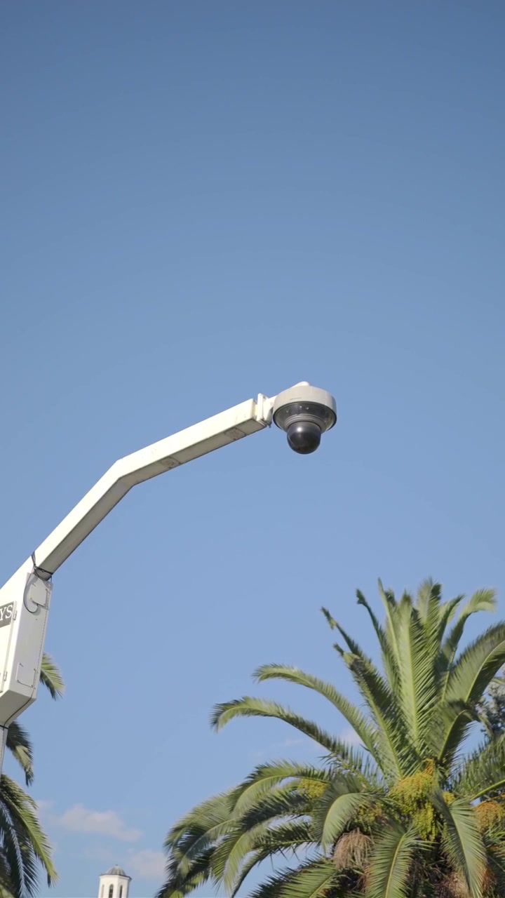 Telecamera di sicurezza montata su un palo contro un cielo azzurro limpido