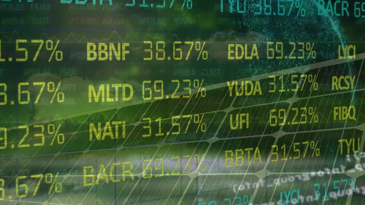 Animazione di un tabellone di trading, linguaggio di programmazione, globo sopra un pannello solare.