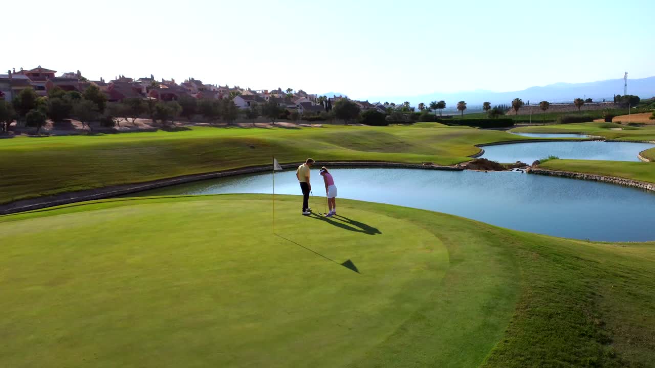 아름다운 골프 코스에서 골퍼들