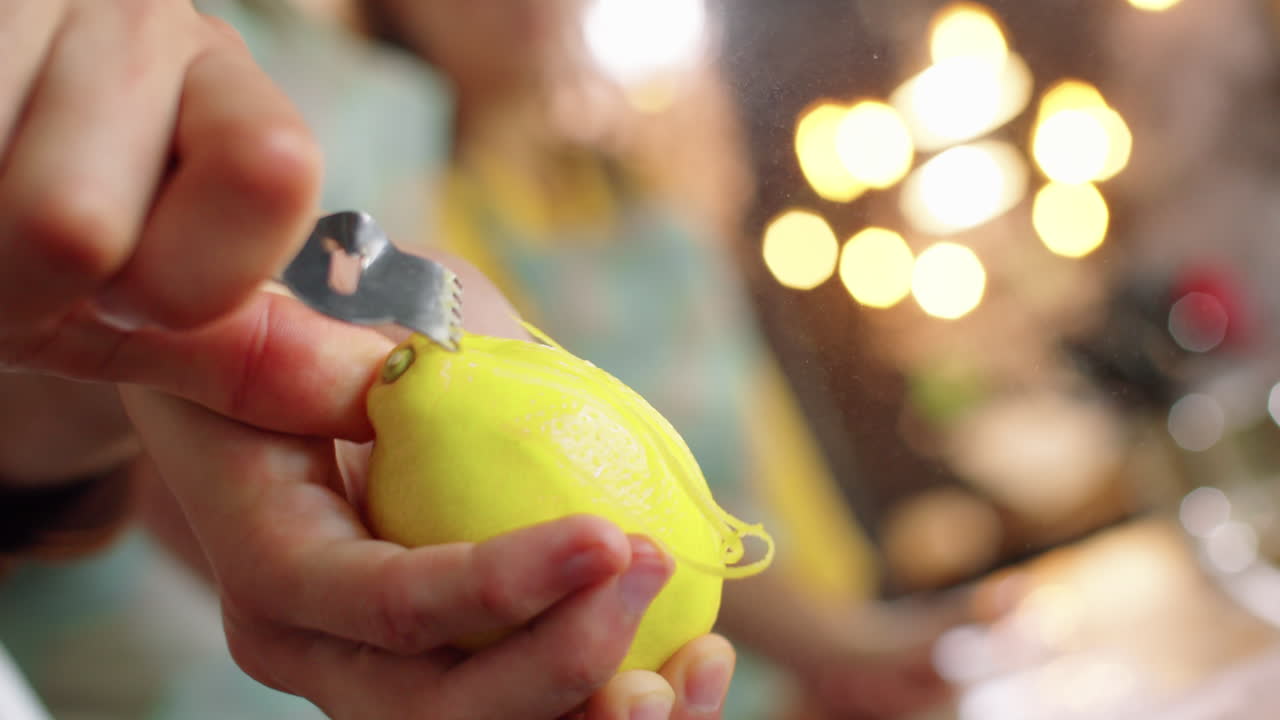 руки шеф-повара с лимоном с цитрусовой кожурой