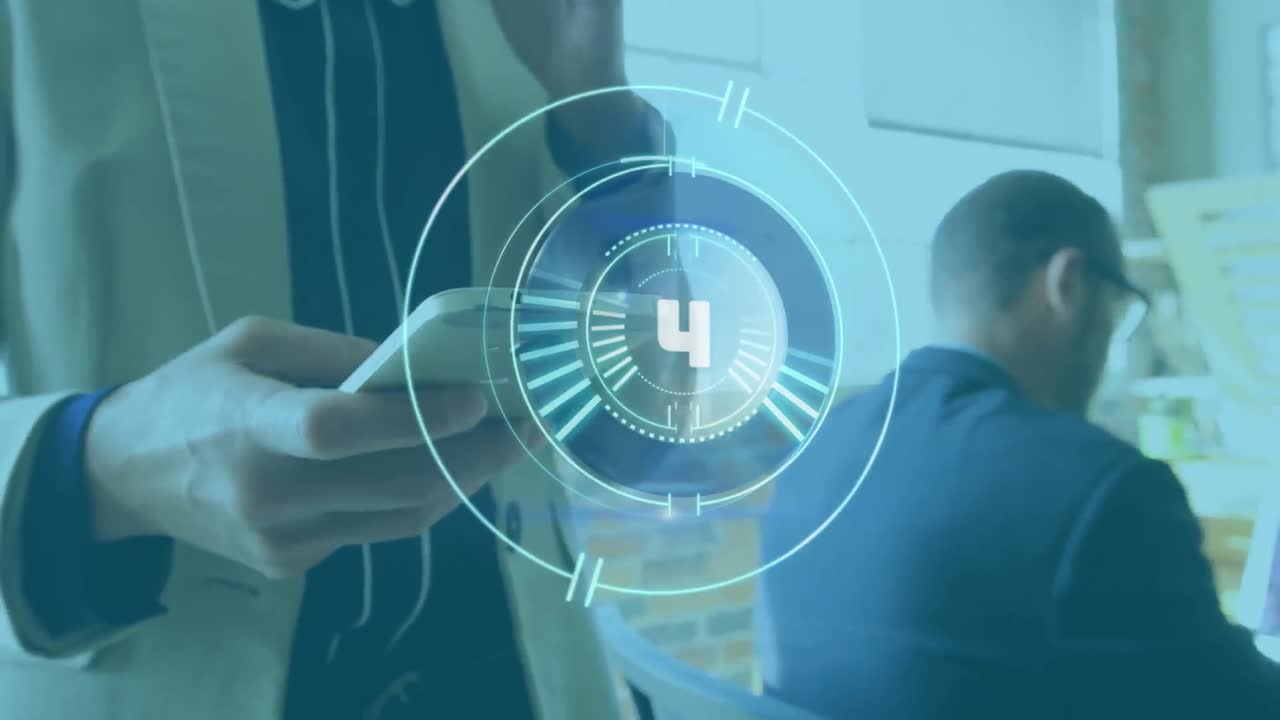 animación del alcance y el procesamiento de datos sobre el empresario caucásico que utiliza el teléfono inteligente.