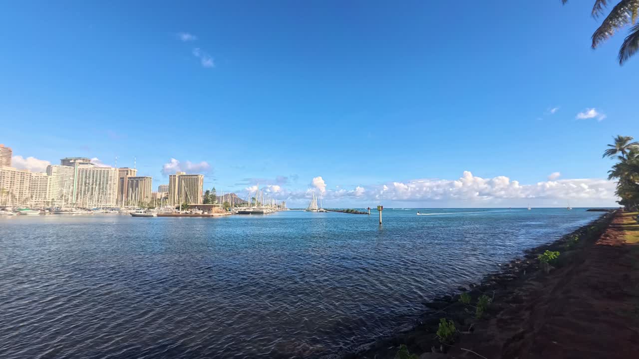 Honolulu, Hawaii, vista sull'acqua lungo la costa con edifici sullo sfondo