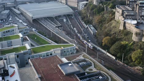 Trenes-Que-Salen-De-La-Estación-Waverley-De-Edimburgo