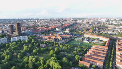 paisaje aéreo del parque de la ciudad, el área residencial y los altos edificios de oficinas en copenhague, dinamarca