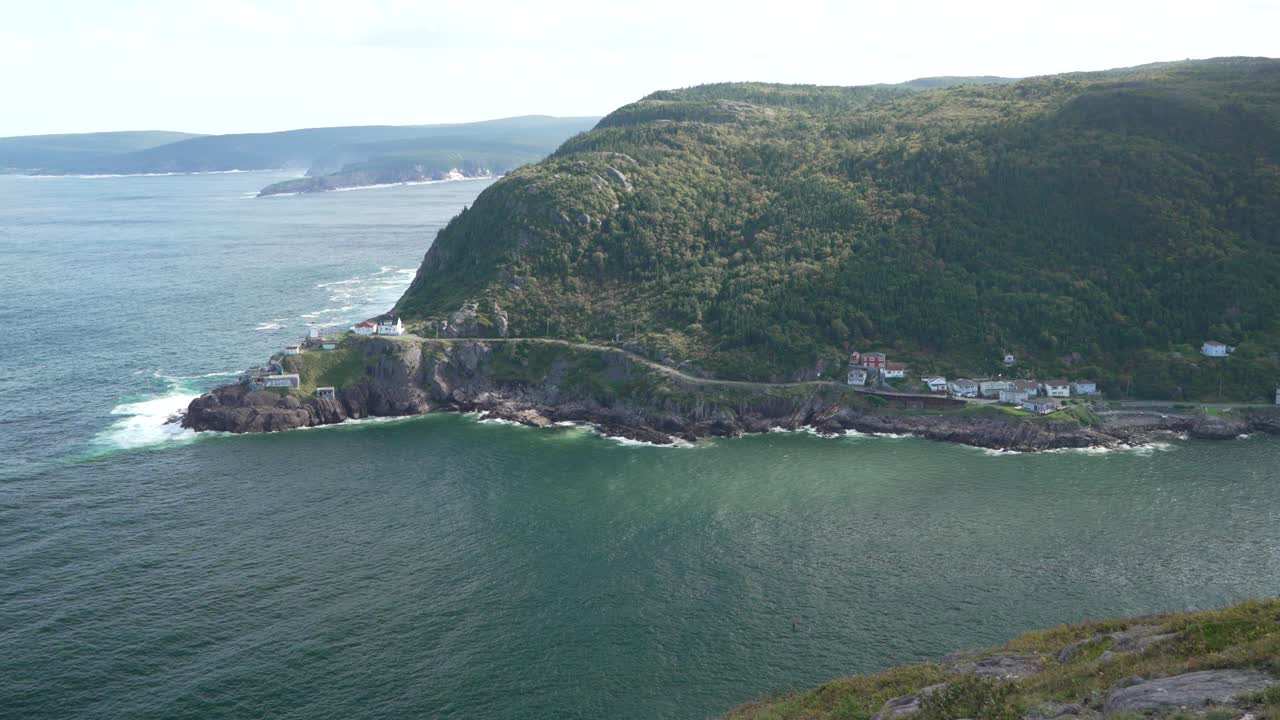 캐나다 뉴들랜드의 세인트 존 항구 입구의 오른쪽에서 왼쪽으로 넓은 판.