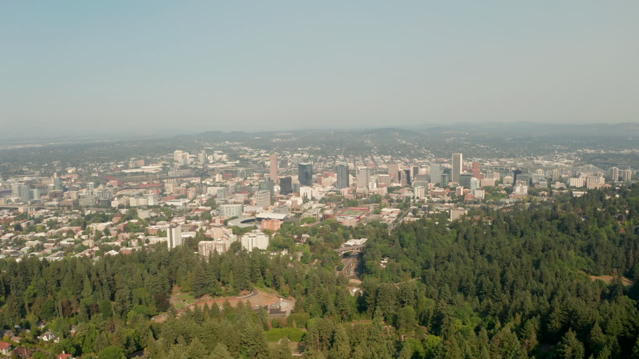 disparo aéreo hacia el centro de portland oregon desde el parque forestal