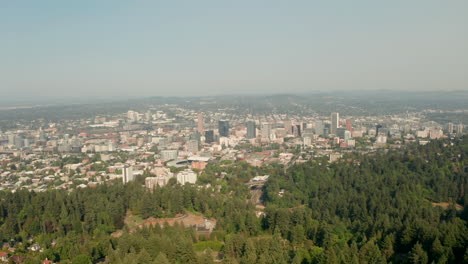 Toma-Aérea-Hacia-El-Centro-De-Portland,-Oregon,-Desde-El-Parque-Forestal.