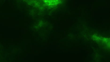relámpagos verdes en cámara lenta caen debajo de gruesas nubes de tormenta oscuras 4k