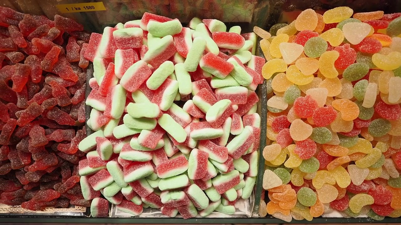 Assortiment de bonbons gélifiés colorés exposés dans un magasin