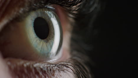 macro de cerca apertura del ojo parpadeo reflejo de luz en la belleza del iris