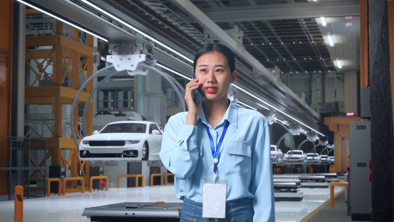 현대 자동차 공장에서 전화로 이야기하는 여자