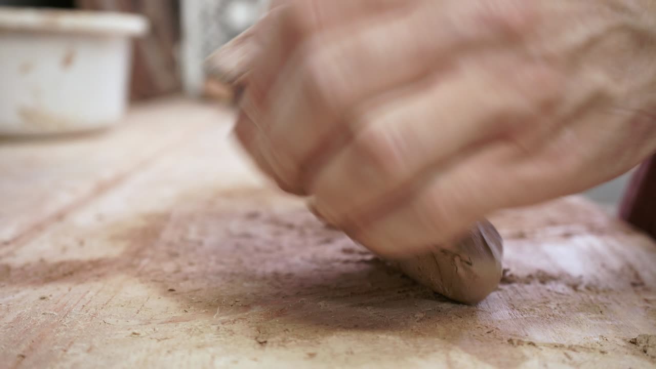도자기 는 나무 의 테이블 에 손 으로 점토 를 는다