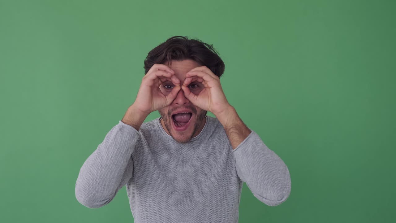 손으로 만든 안경으로 검색하는 남자