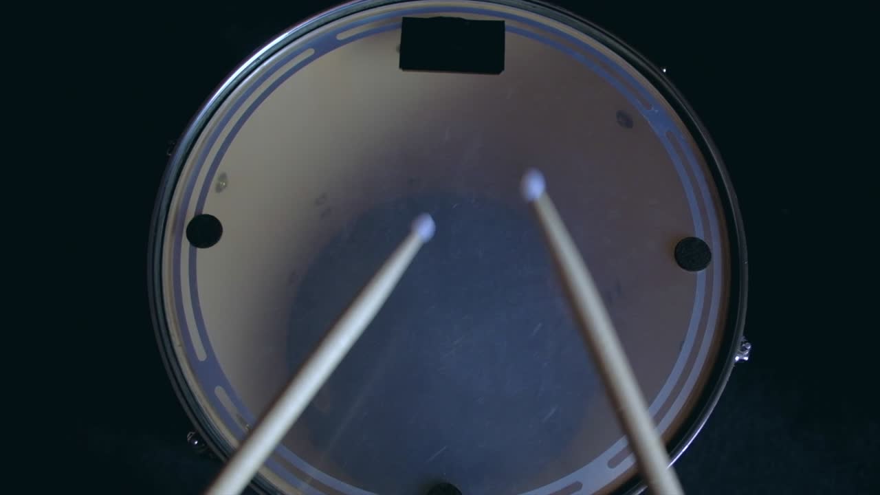 드러머는  베이스 드럼에서 활발한 리 스틱을 연주합니다. 가정 수업 훈련