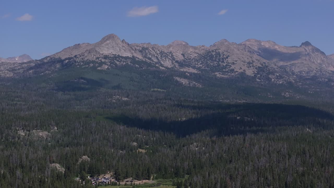 와이오밍 주 윈드 리버 와일더니스 (wind river wilderness) 의 상공에서 내려오는 광활한 푸른 계곡, 휘어지는 강, 그리고 큰 모래 트레일 헤드 근처에 있는 높은 산꼭대기.