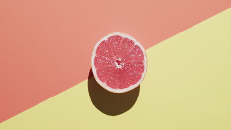 video de pomelo rojo en rodajas con espacio de copia sobre fondo naranja y amarillo