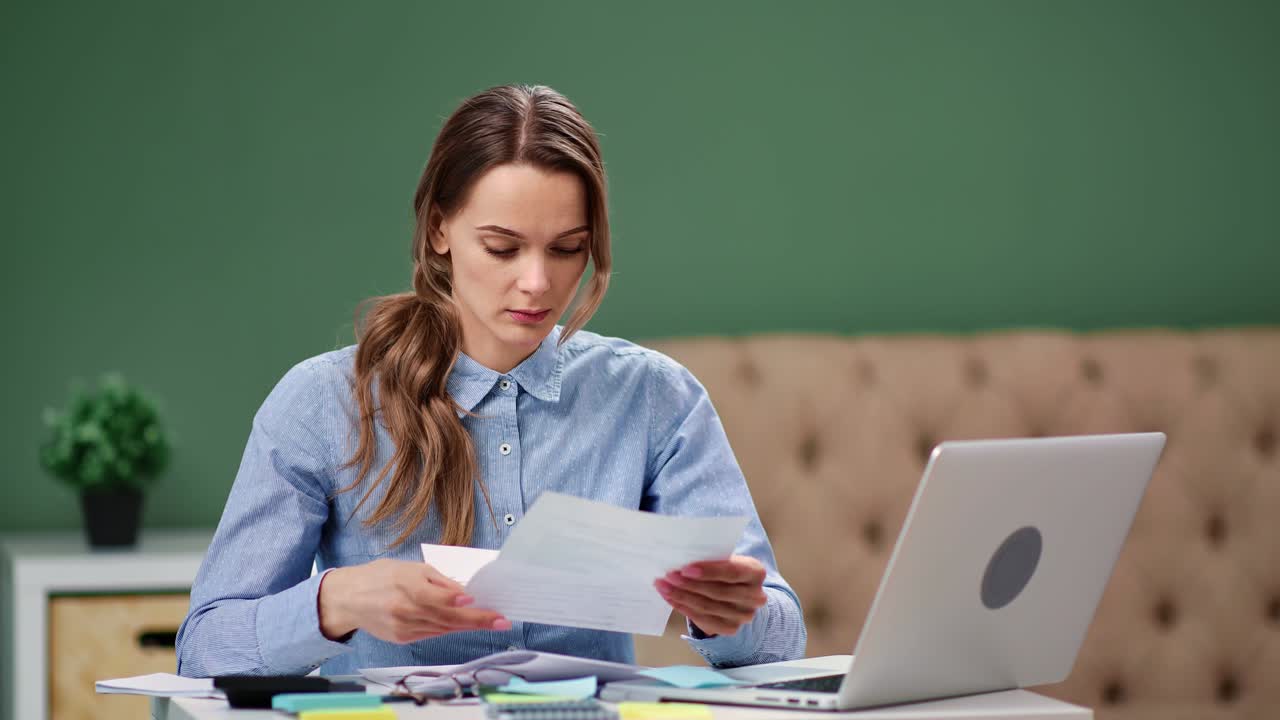 mujer de negocios emocionada abrir sobre leer carta de papel celebrando el éxito. cámara roja dragón 4k