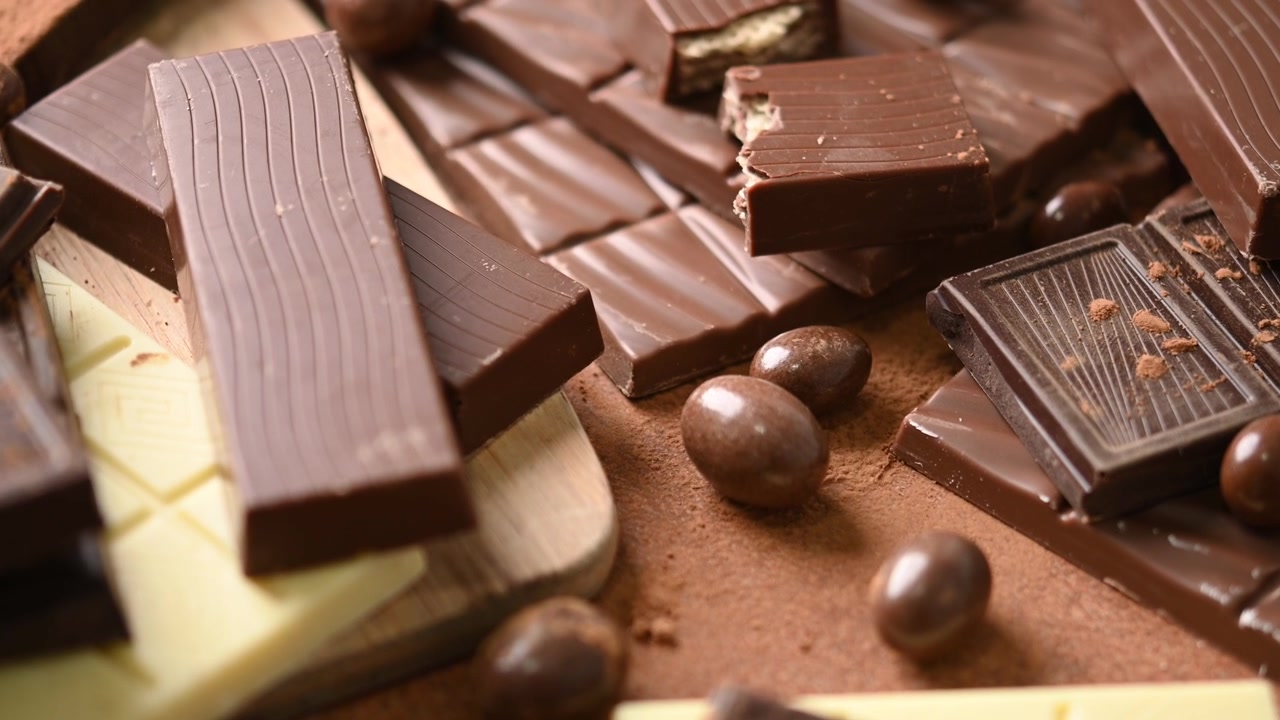 Berbagai Batangan Cokelat Hitam dan Putih serta Permen di Atas Meja