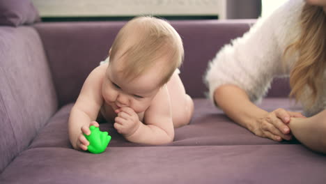 un bebé adorable en una cama violeta