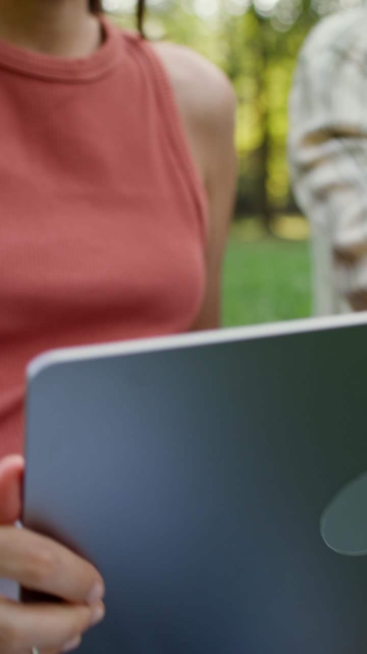 mujer leyendo al aire libre