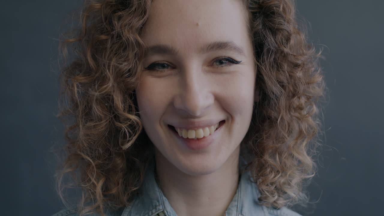 retrato de una mujer feliz