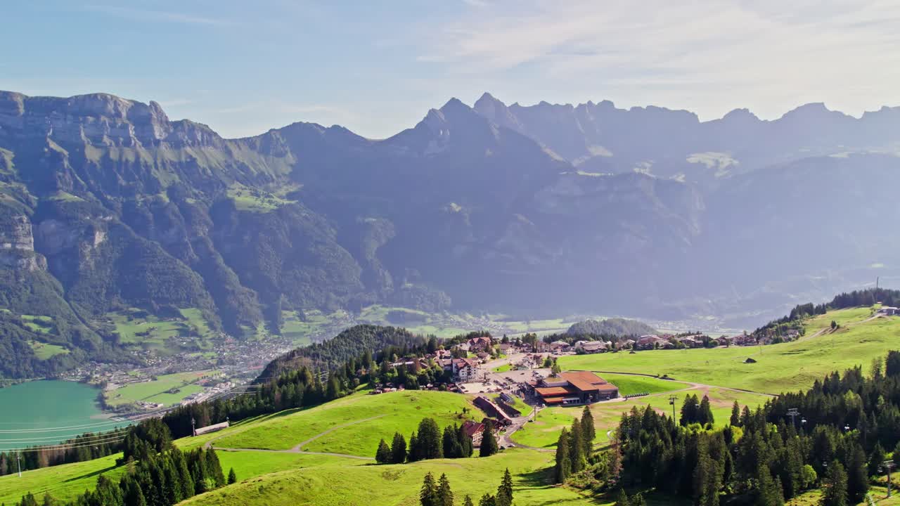 suiza panorama aéreo sobre el complejo turístico de flumserberg cerca del lago