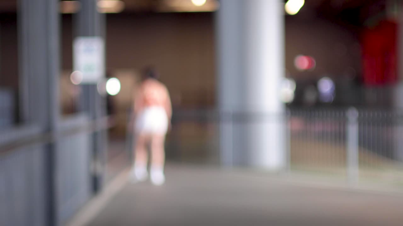 mujer realiza una rutina de fitness en un centro comercial