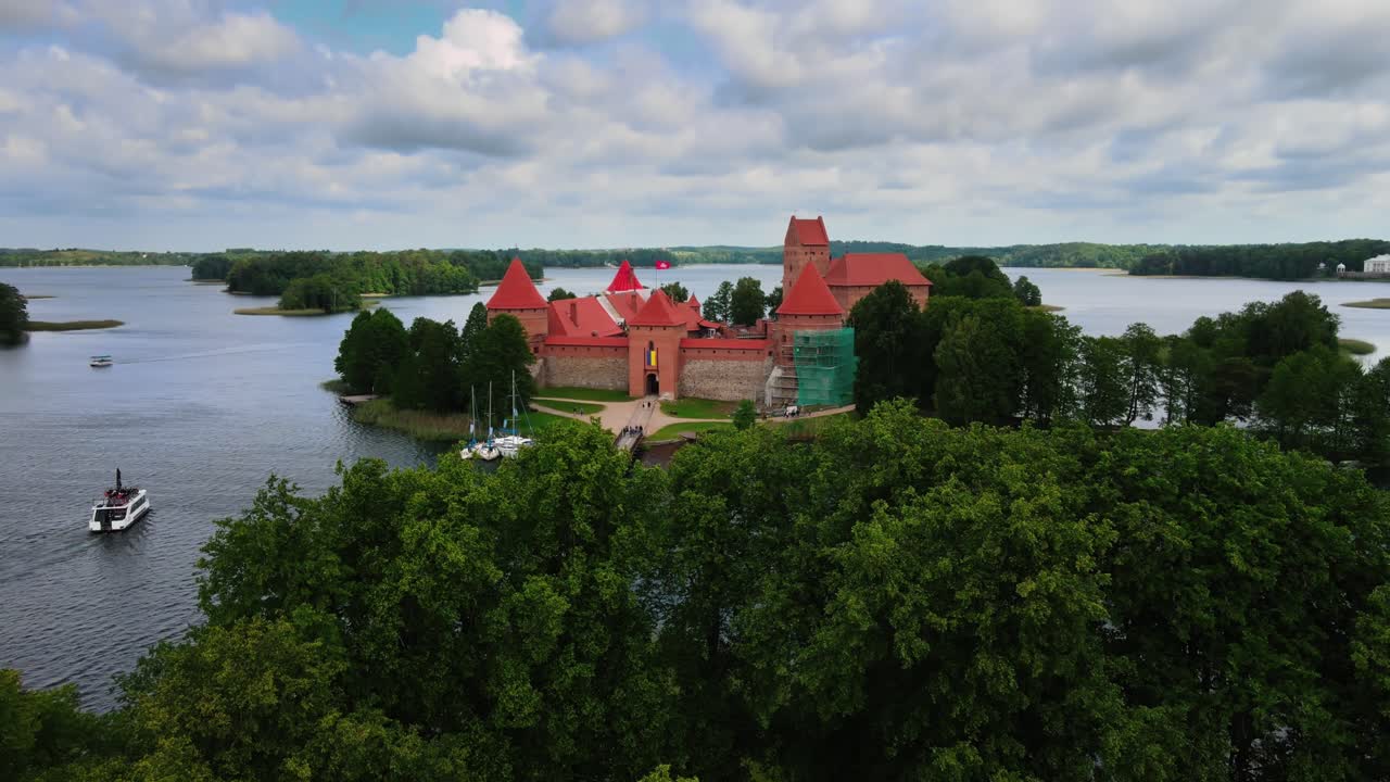 Veduta aerea panoramica del castello medievale dell'isola di Trakai sul lago Galvė in Lituania.