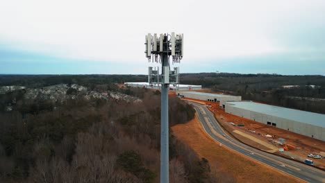 Toma-Aérea-Ascendente-De-La-Torre-De-Telefonía-Celular