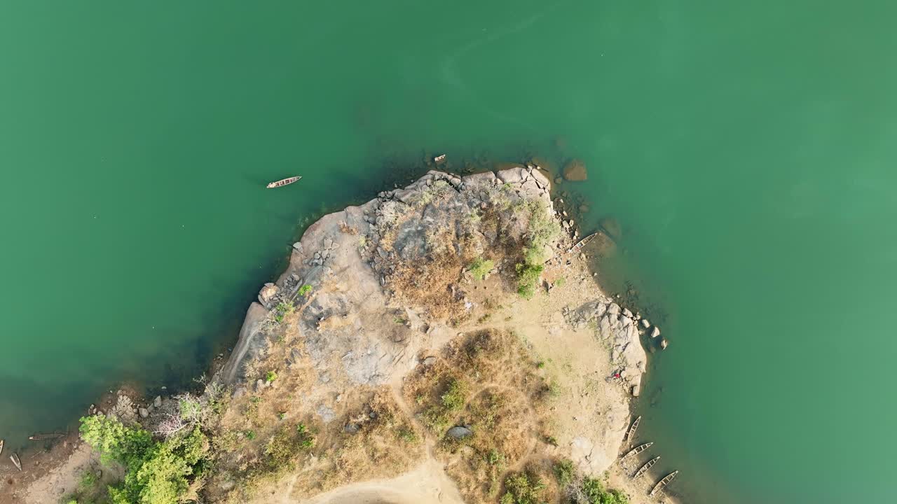 공중 - 카누와 바위 호수 은행의 내림차순 샷