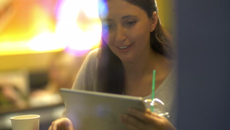 Freundinnen-Benutzen-Tablet-PC-Und-Essen-Kuchen-Im-Café