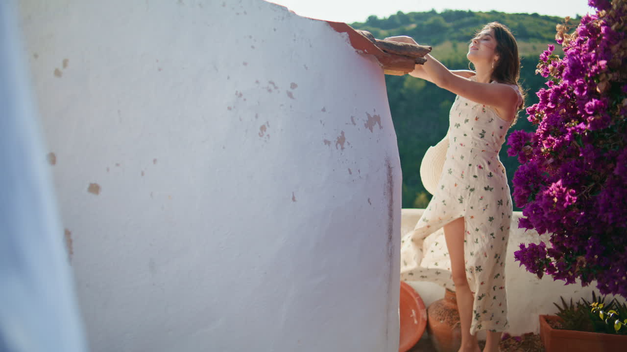 여성 여성은 빛 장소에서 지중해 여행을 즐기십시오. 꽃을 찾는 여성