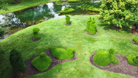 Topiary-Park-in-Columbus,-Ohio's,-officially-the-Topiary-Garden-at-Old-Deaf-School-Park,-depicts-figures-from-Georges-Seurat's-1884-painting,-A-Sunday-Afternoon-on-the-Island-of-La-Grande-Jatte