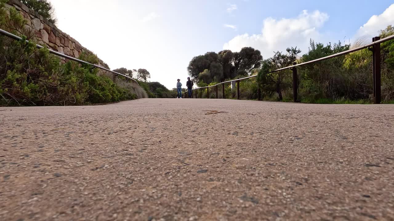 커플이 큰 바다 도로 길을 따라 고 있습니다.