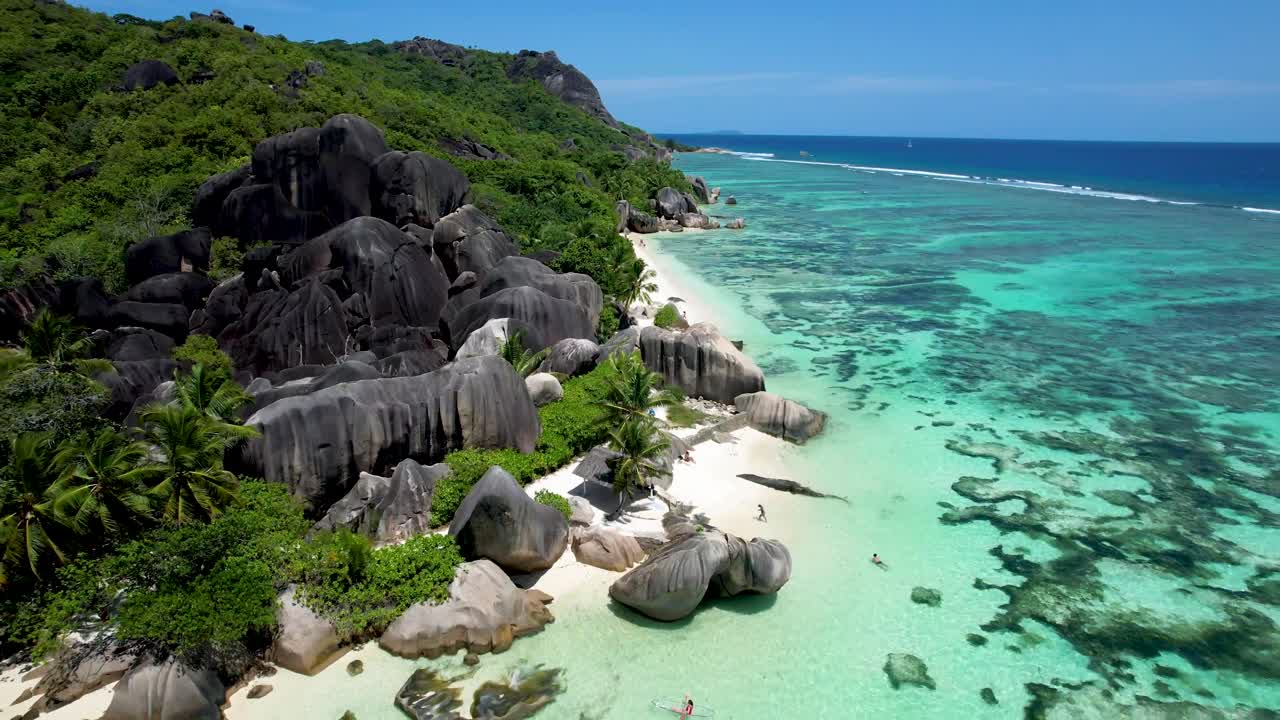 Spiaggia delle Seychelles con massi e acque turchesi