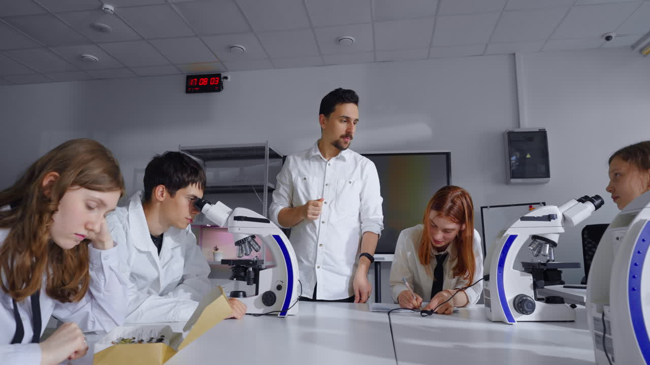 estudiantes en una clase de laboratorio de ciencias